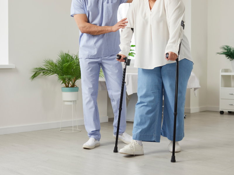 12 nhiệm vụ của điều dưỡng viên chi tiết nhất 3 Chăm sóc người bệnh đang phục hồi chức năng