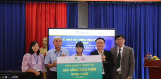 Thầy Lê Văn Giỏi - Hiệu Trưởng trường THPT Trảng Bàng tỉnh Tây Ninh (đứng thứ 2 từ bên trái và em Trà My - học sinh của trường tại buổi lễ trao học bổng ngành Y khoa)