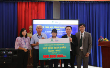 Thầy Lê Văn Giỏi - Hiệu Trưởng trường THPT Trảng Bàng tỉnh Tây Ninh (đứng thứ 2 từ bên trái và em Trà My - học sinh của trường tại buổi lễ trao học bổng ngành Y khoa)