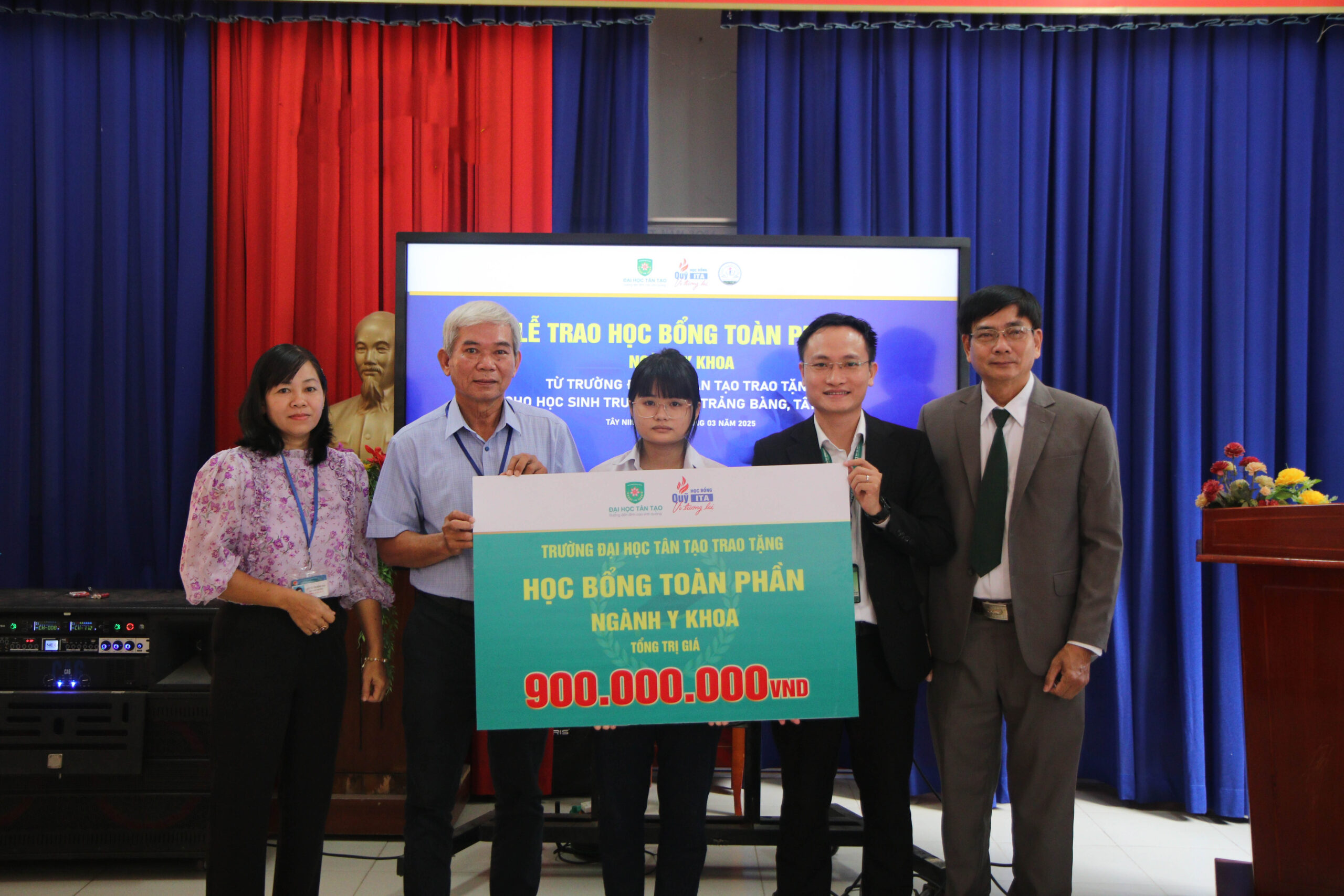 ĐẠI HỌC TÂN TẠO TRAO TẶNG QUỸ HỌC BỔNG ITA 38 TỶ CHO HỌC SINH KHÓ KHĂN VÀO ĐẠI HỌC 2 Thầy Lê Văn Giỏi - Hiệu Trưởng trường THPT Trảng Bàng tỉnh Tây Ninh (đứng thứ 2 từ bên trái và em Trà My - học sinh của trường tại buổi lễ trao học bổng ngành Y khoa)