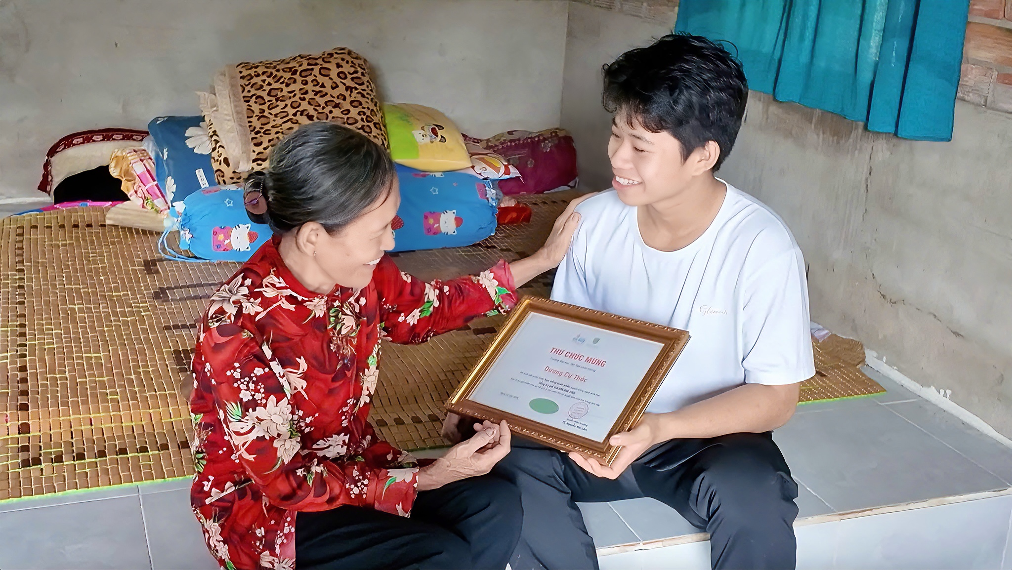 ĐẠI HỌC TÂN TẠO TRAO TẶNG QUỸ HỌC BỔNG ITA 38 TỶ CHO HỌC SINH KHÓ KHĂN VÀO ĐẠI HỌC 1 (Em Dương Cư Thóc - học sinh trường THPT Đức Hoà, tỉnh Long An và Bà Ngoại vui mừng khi được trao thư chúc mừng nhận học bổng toàn phần ngành Công nghệ sinh học)