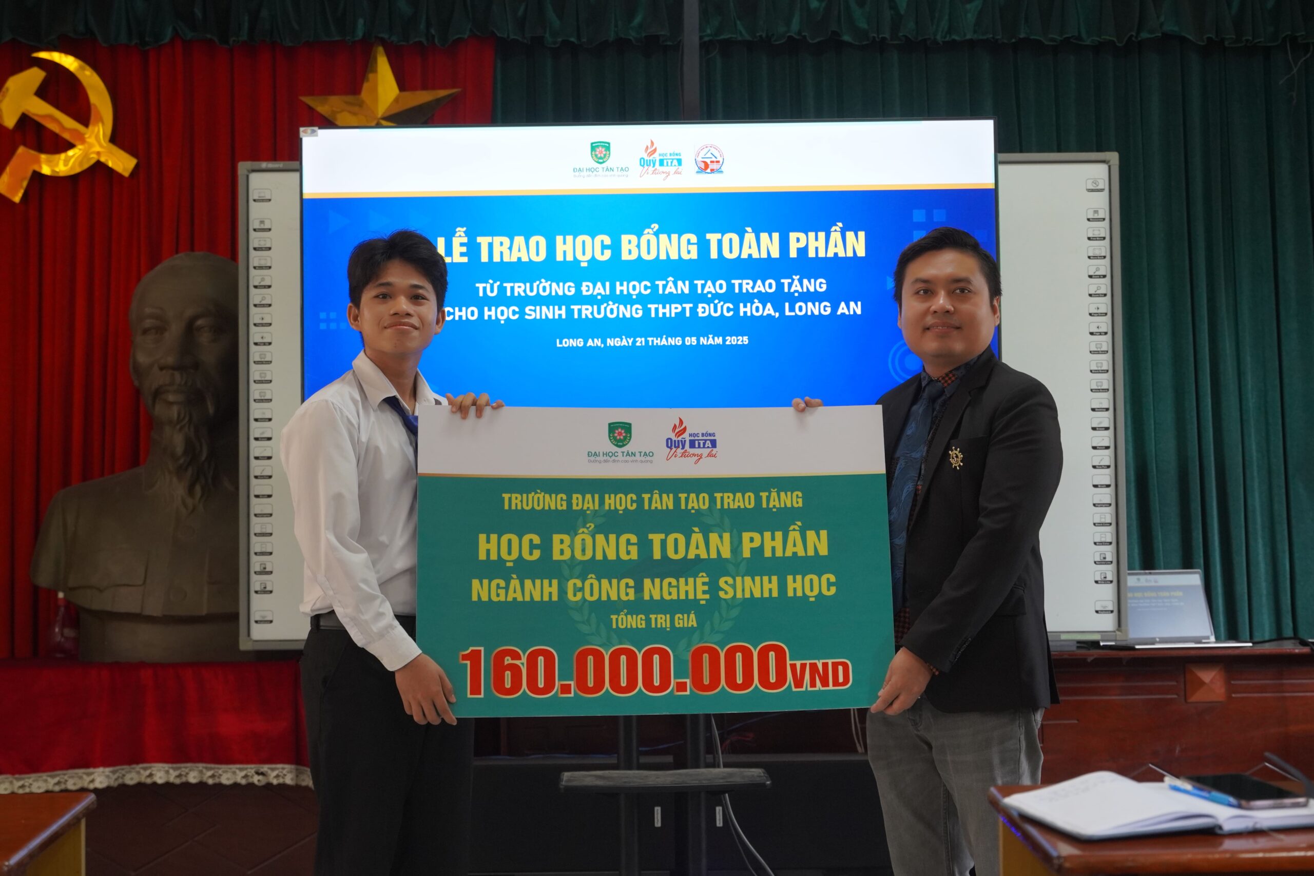 Đại học Tân Tạo trao tặng nhiều suất học bổng cho các học sinh có hoàn cảnh khó khăn 