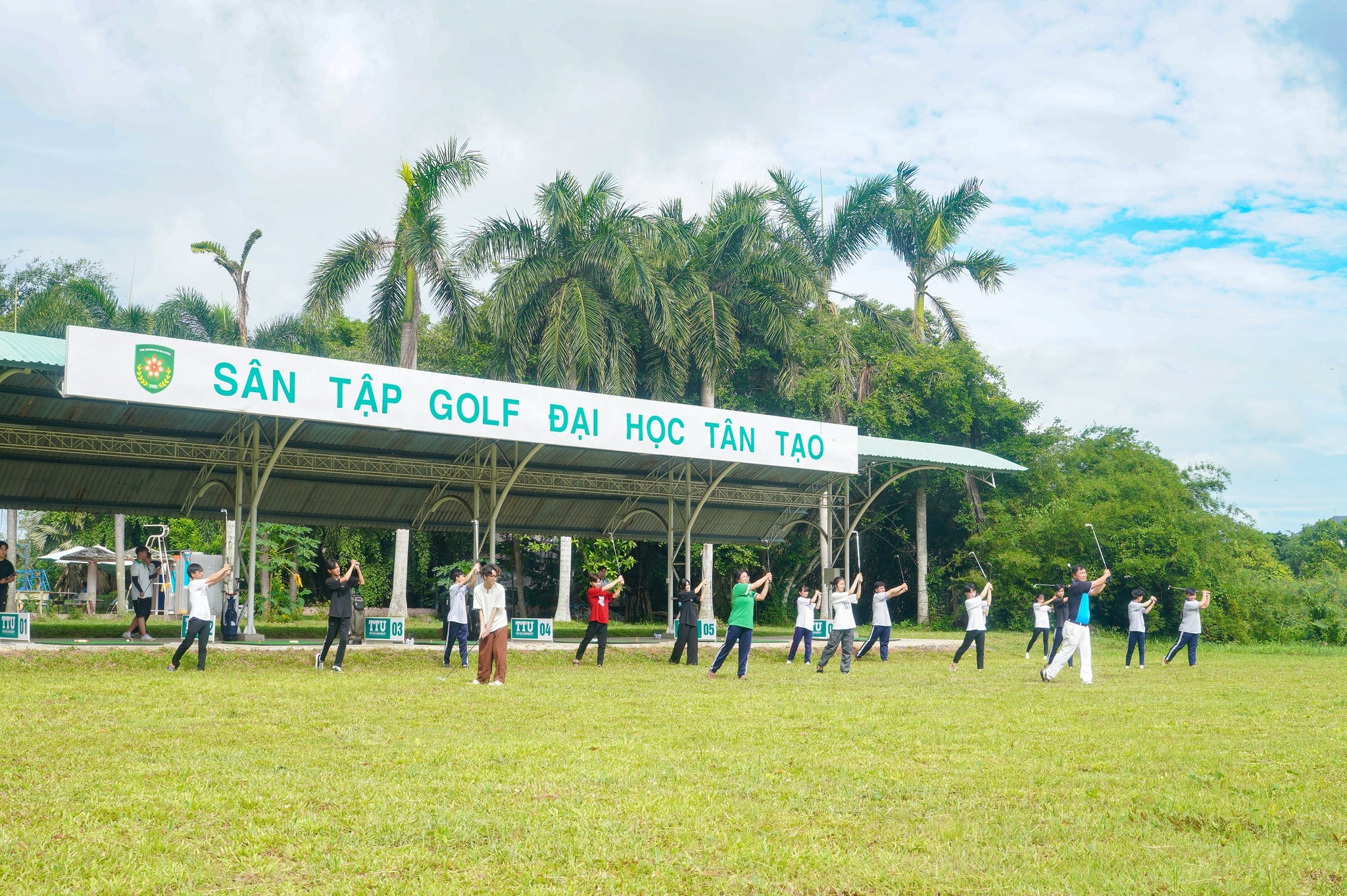 Sân tập golf tại Trường Đại học Tân Tạo