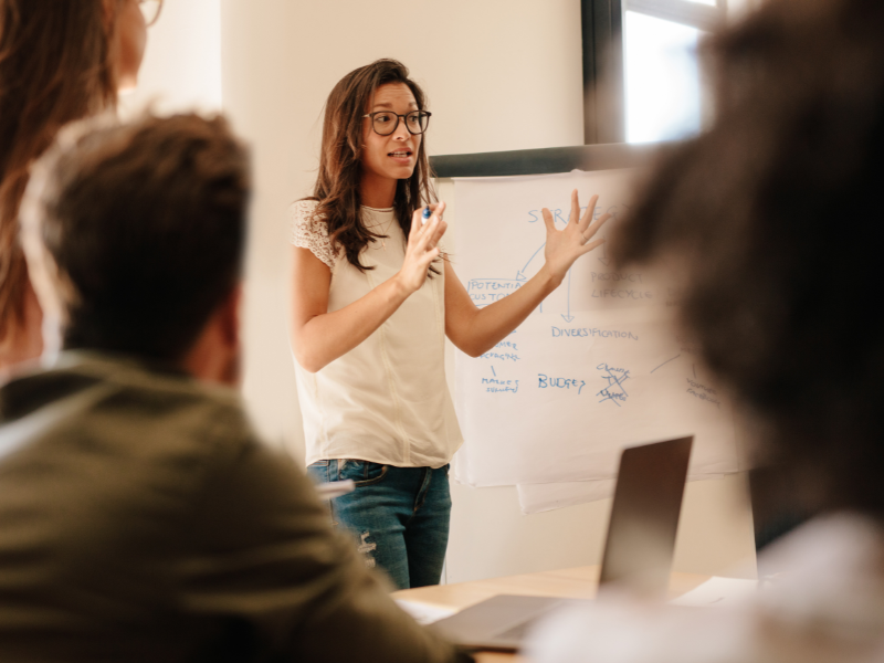 Có nên học thạc sĩ quản trị kinh doanh? Giá trị của tấm bằng MBA 2 Cơ hội hoàn thiện những kỹ năng, kiến thức chuyên môn về quản lý, lãnh đạo