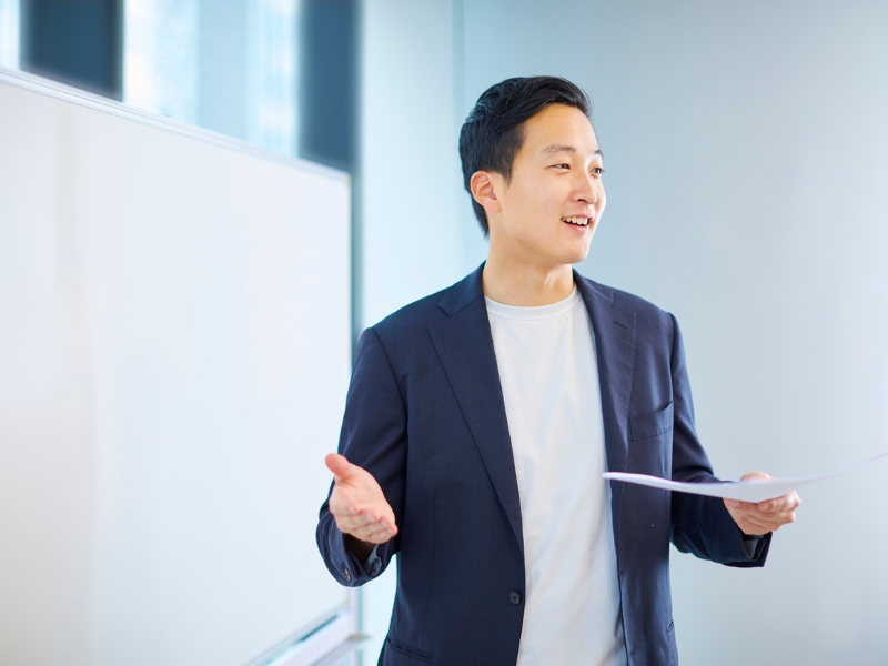 Phát triển kỹ năng mềm: giao tiếp, thuyết trình, làm việc nhóm