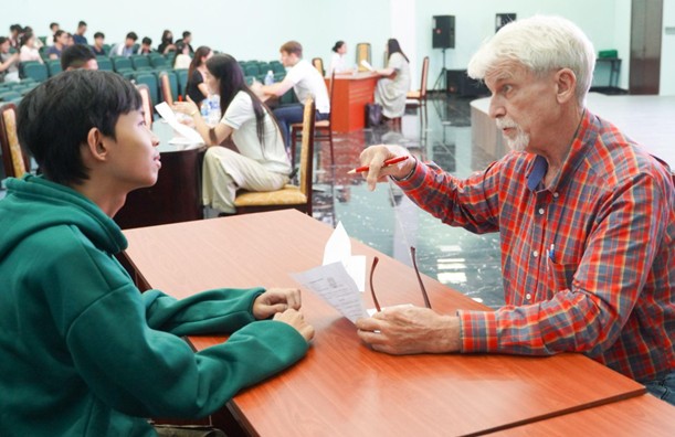 Tân sinh viên tham gia kiểm tra năng lực tiếng Anh khi vừa nhập học 