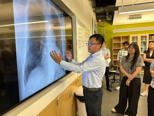 Nguyễn Hoàng Toàn Sinh viên Y Đại Học Tân Tạo trong buổi học PBL (Problem-Based Learning – Học tập dựa trên vấn đề)