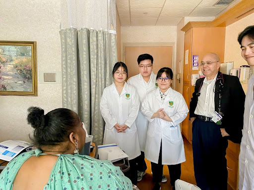 Sinh viên Y Đại Học Tân Tạo cùng GS.BS Thạch Nguyễn trong buổi tham khám tại Trung tâm Y tế Saint Mary và Phòng khám thuộc bệnh viện Methodist.