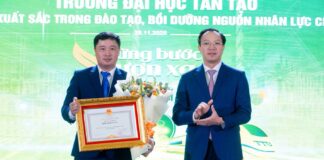 Ông Đoàn Trung Kiên (bên phải) Uỷ viên Ban Thường vụ Tỉnh ủy, Phó Chủ tịch UBND tỉnh Tây Ninh trao tặng bằng khen cho tập thể Trường Đại học Tân Tạo