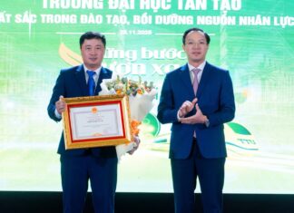 Ông Đoàn Trung Kiên (bên phải) Uỷ viên Ban Thường vụ Tỉnh ủy, Phó Chủ tịch UBND tỉnh Tây Ninh trao tặng bằng khen cho tập thể Trường Đại học Tân Tạo