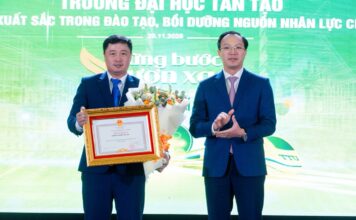 15 năm vững bước vươn xa: Trường Đại học Tân Tạo khẳng định tầm vóc mới Ông Đoàn Trung Kiên (bên phải) Uỷ viên Ban Thường vụ Tỉnh ủy, Phó Chủ tịch UBND tỉnh Tây Ninh trao tặng bằng khen cho tập thể Trường Đại học Tân Tạo