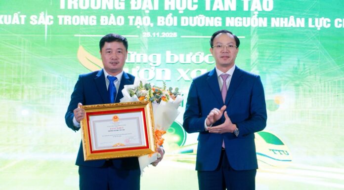 15 năm vững bước vươn xa: Trường Đại học Tân Tạo khẳng định tầm vóc mới Ông Đoàn Trung Kiên (bên phải) Uỷ viên Ban Thường vụ Tỉnh ủy, Phó Chủ tịch UBND tỉnh Tây Ninh trao tặng bằng khen cho tập thể Trường Đại học Tân Tạo