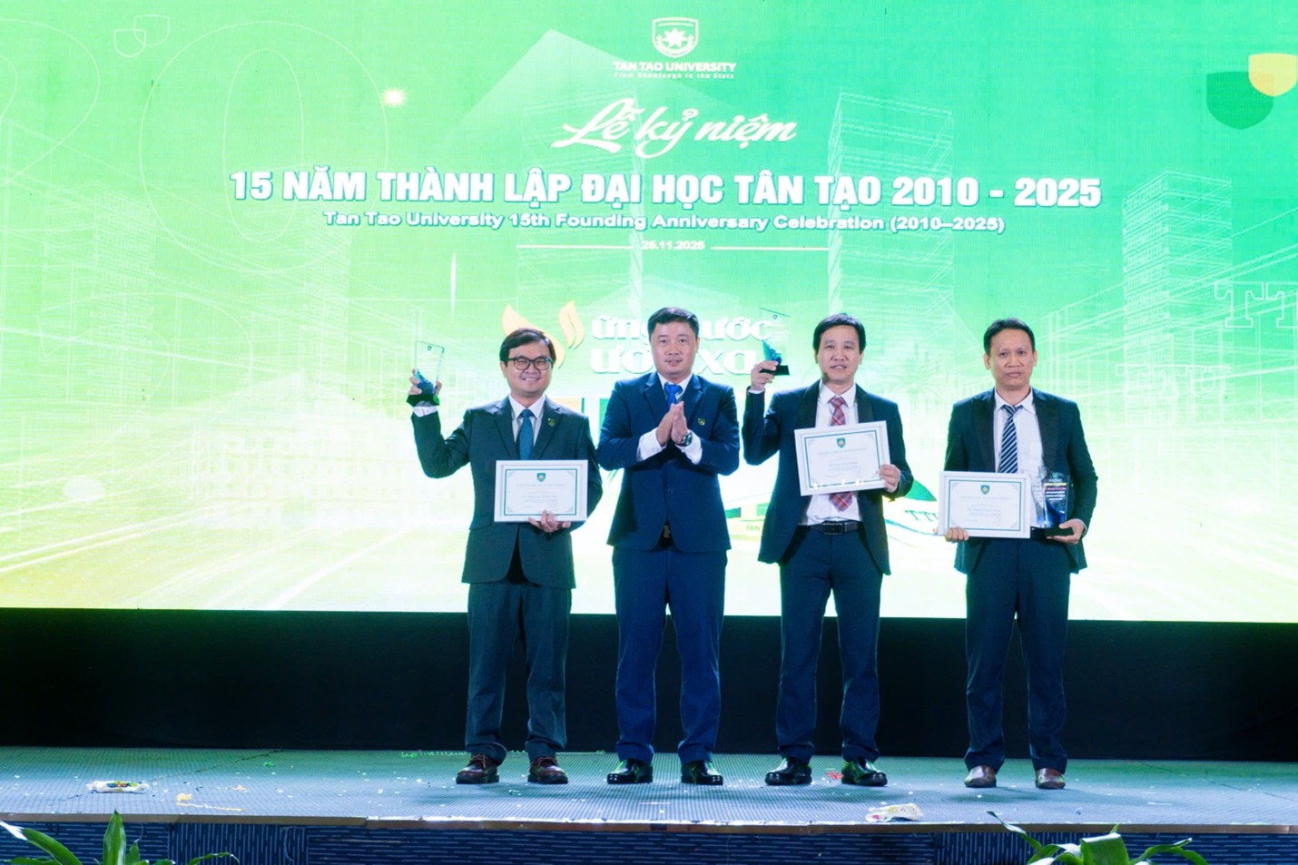 15 năm vững bước vươn xa: Trường Đại học Tân Tạo khẳng định tầm vóc mới 4 Trao giải thưởng cho giảng viên có thành tích nghiên cứu khoa học xuất sắc giai đoạn 2021 - 2025