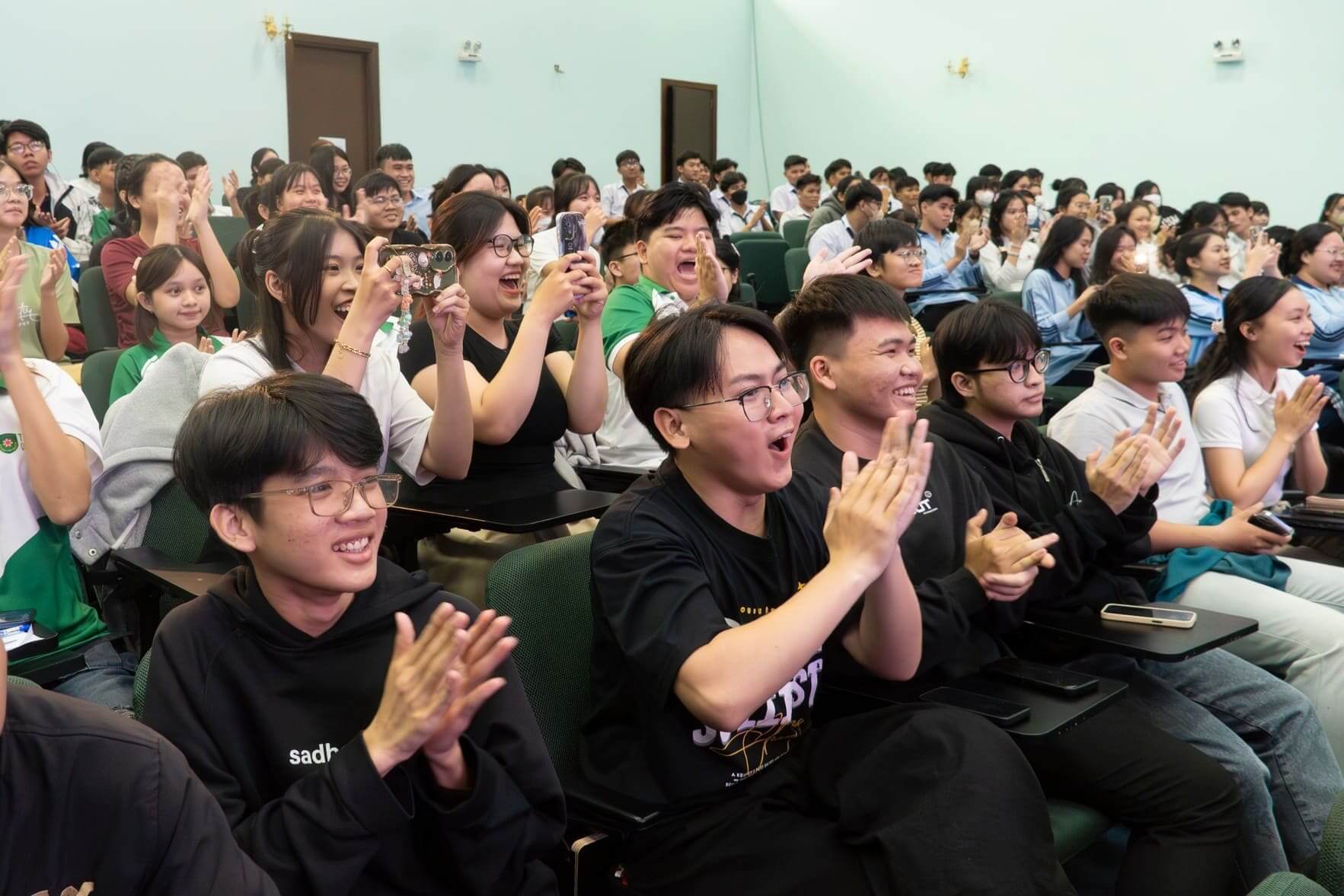 dien gia duoc si tien dong hanh cung talkshow vuot qua gioi han xay dung phien ban tot hon cua chinh minh 1