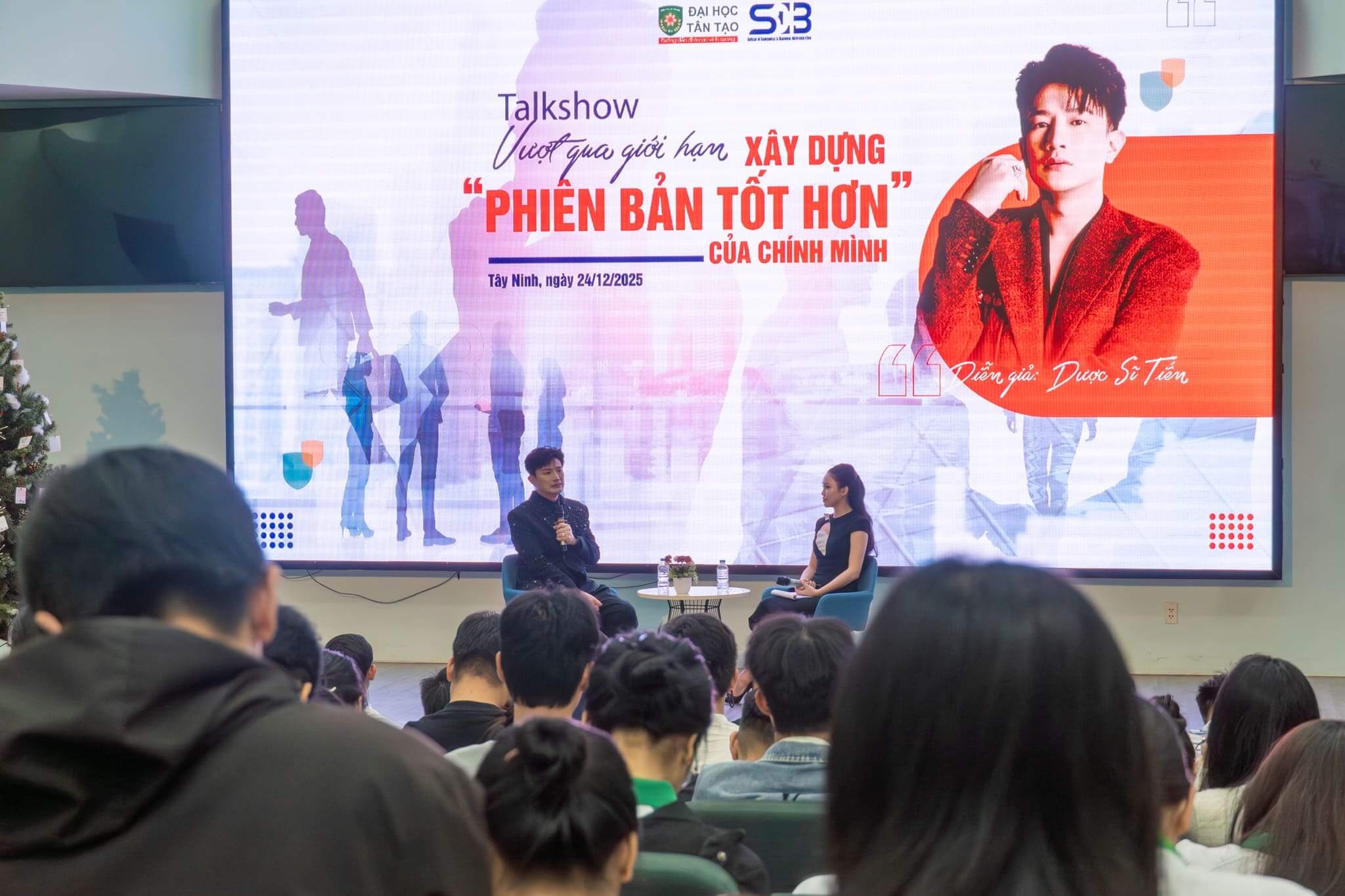 dien gia duoc si tien dong hanh cung talkshow vuot qua gioi han xay dung phien ban tot hon cua chinh minh 4