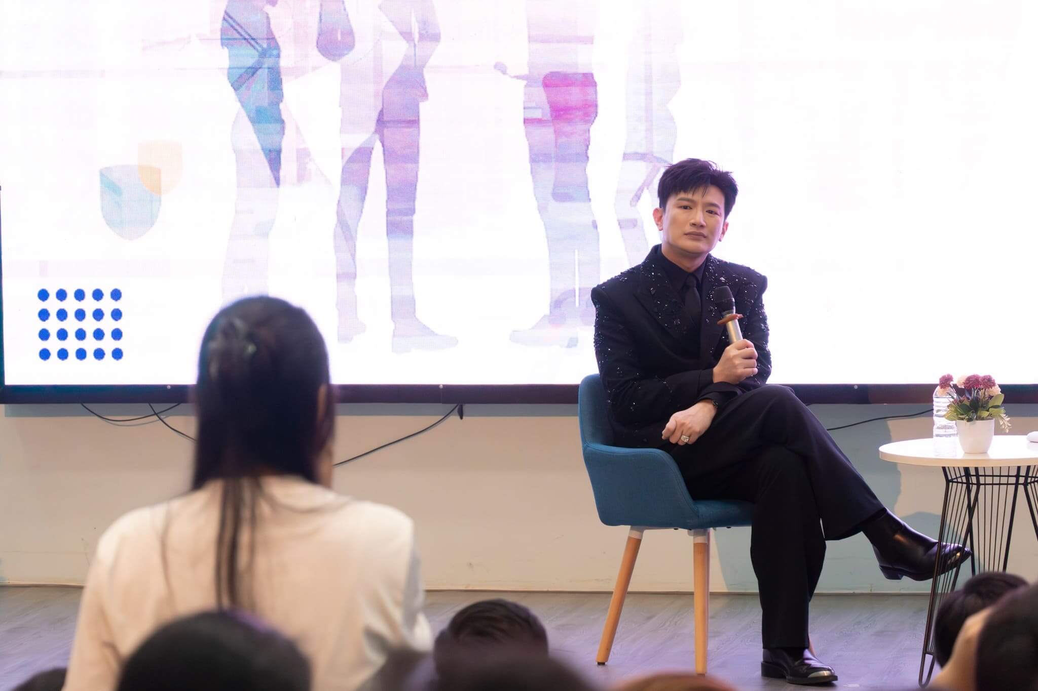 dien gia duoc si tien dong hanh cung talkshow vuot qua gioi han xay dung phien ban tot hon cua chinh minh 5