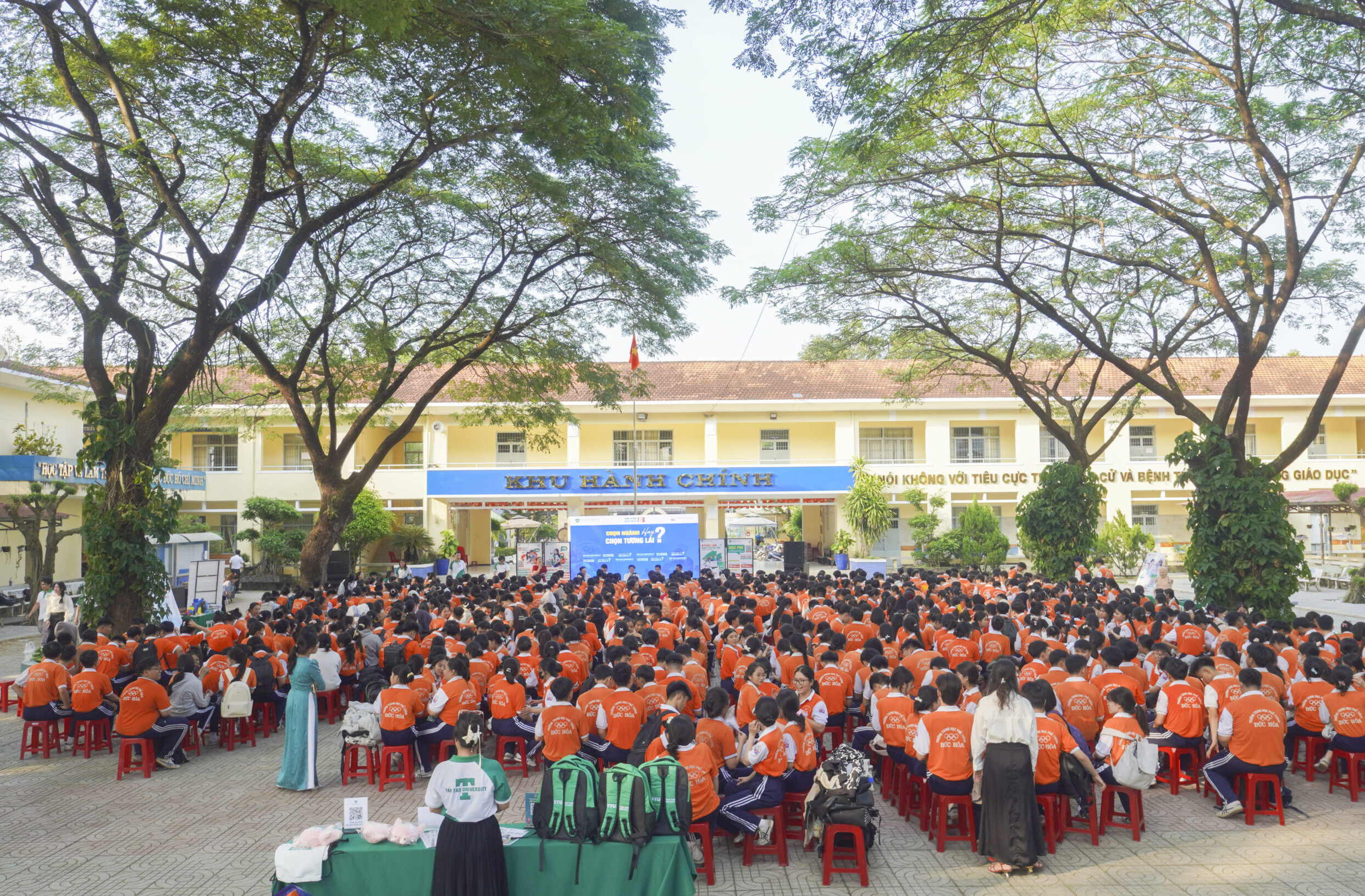 hoc sinh thpt duc hoa hao hung voi workshop chon nganh hay chon tuong lai 8 scaled e1766389522594