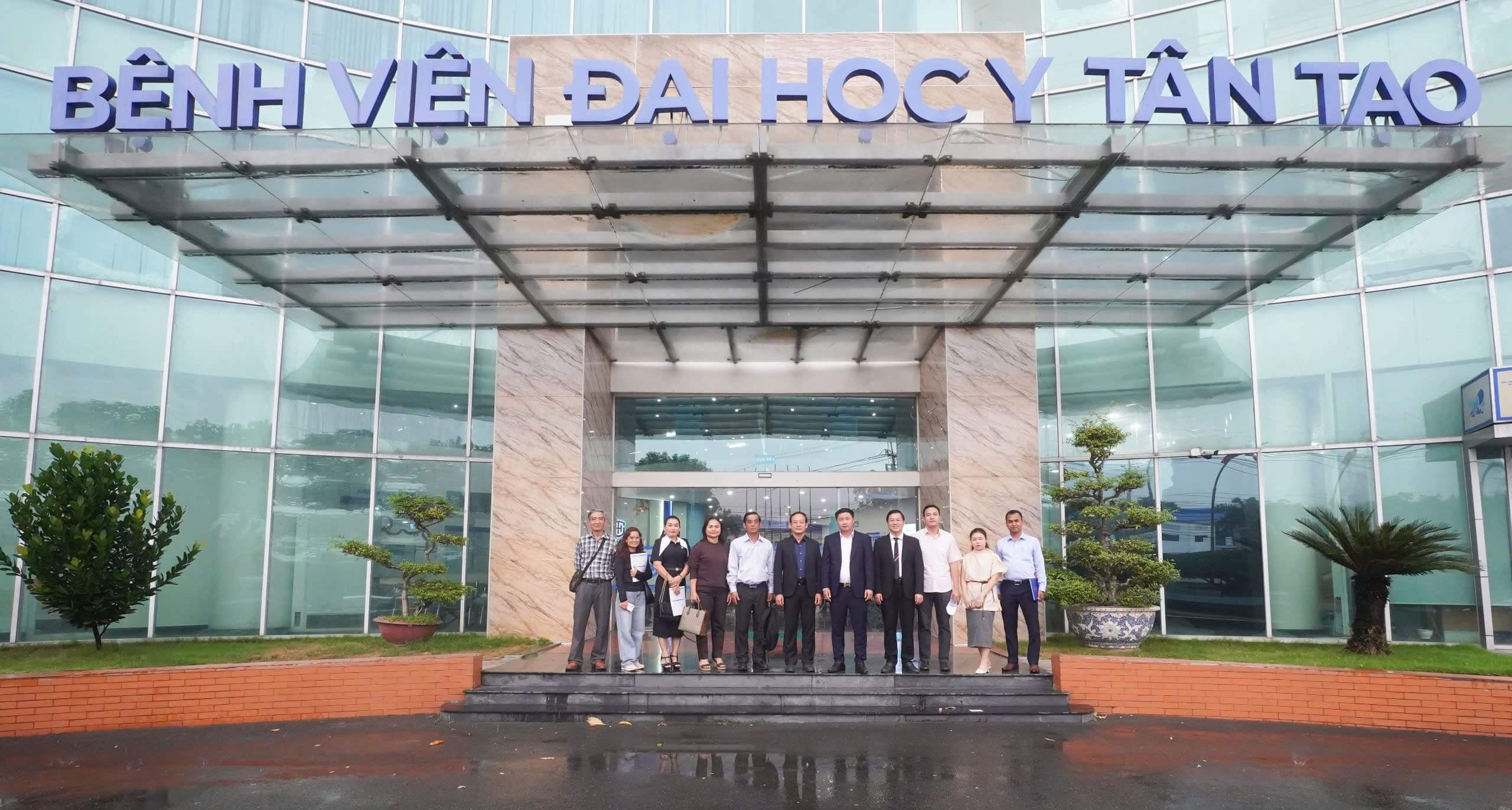 Đoàn đại biểu đã có chuyến tham quan thực tế tại Bệnh viện Đại học Y Tân Tạo.