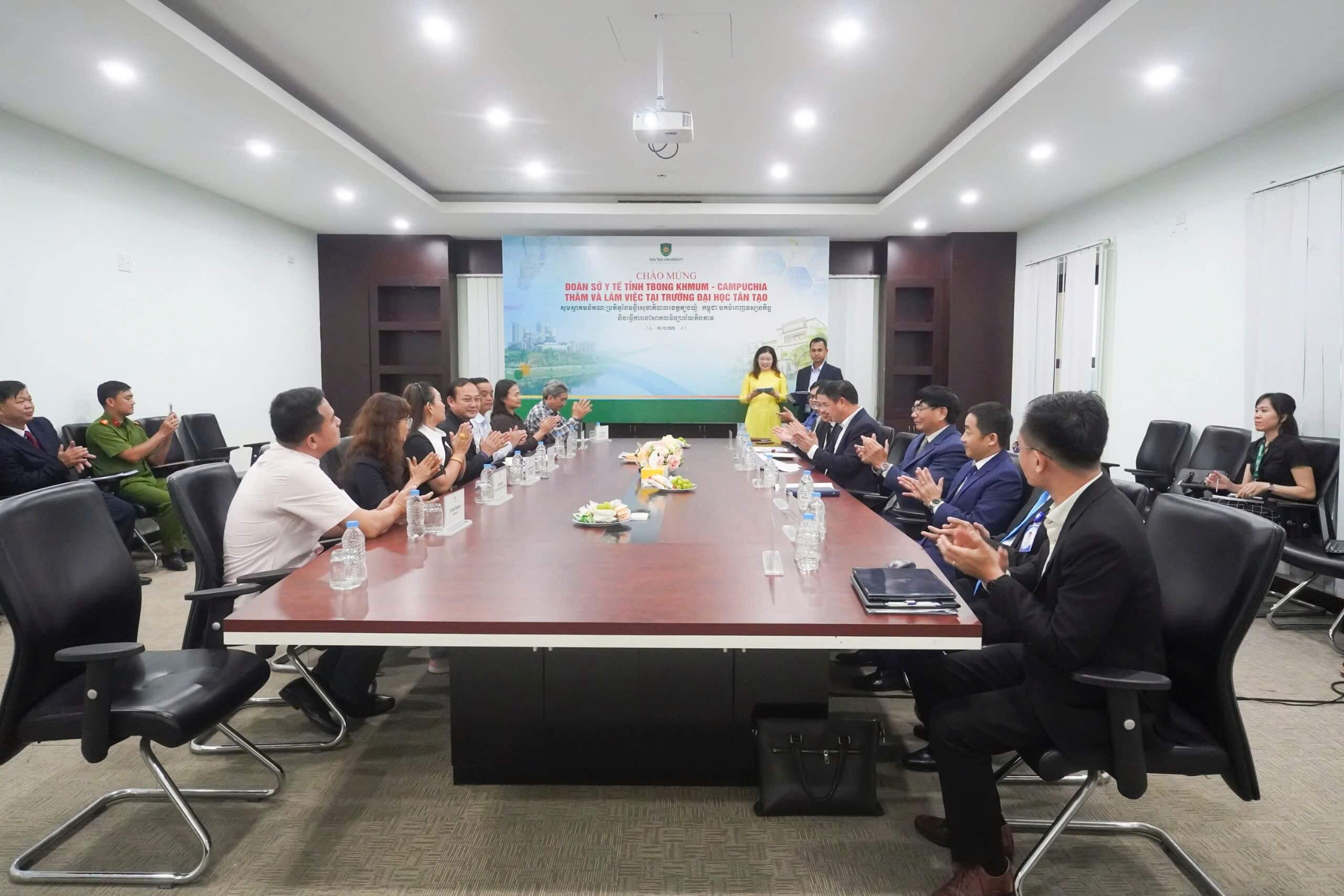 Buổi lễ ký kết hợp tác được tổ chức trong không khí trang trọng tại Trường Đại học Tân Tạo.