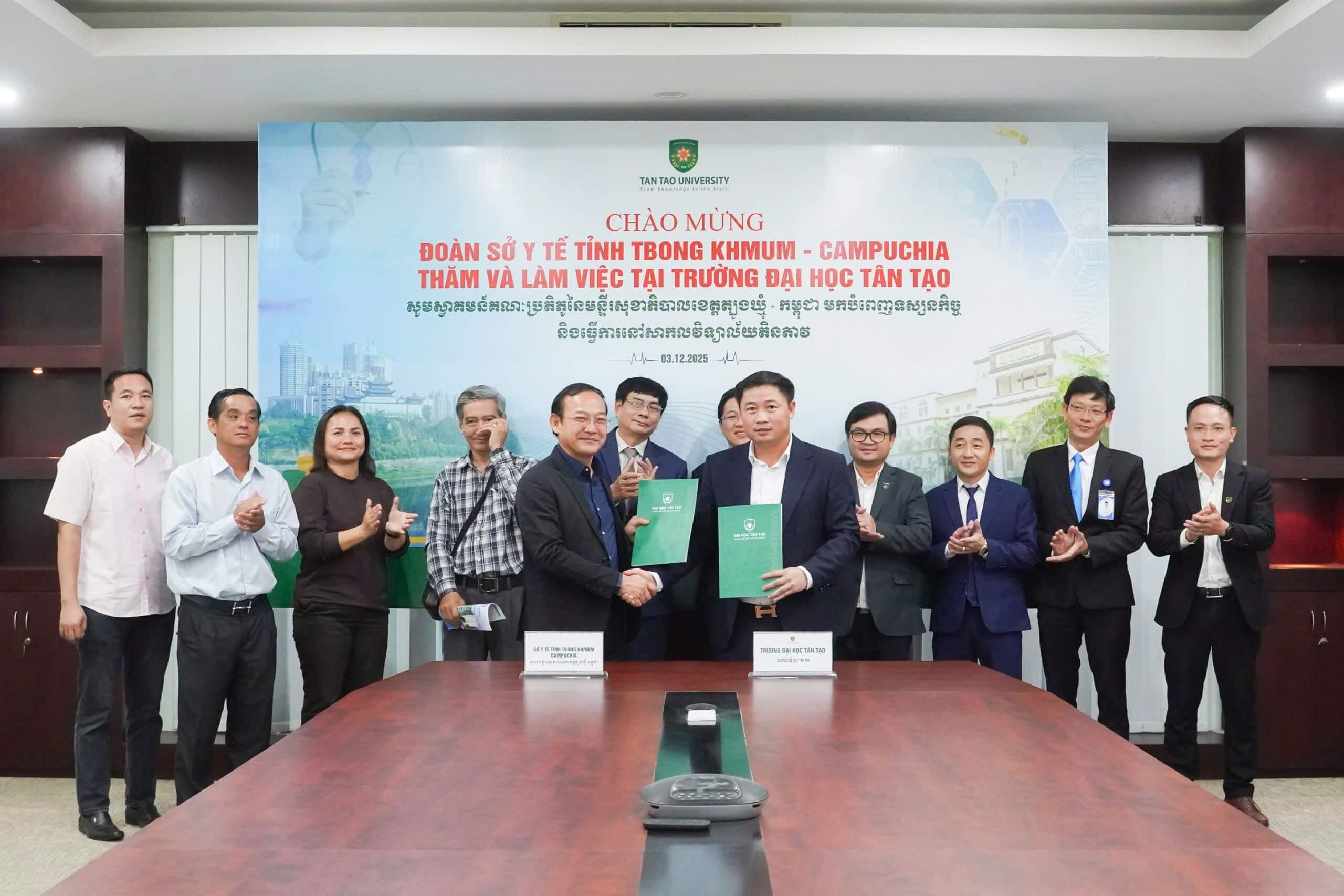 Trường Đại học Tân Tạo ký kết hợp tác đào tạo nhân lực y tế với Sở Y tế tỉnh Tbong Khmum (Campuchia)