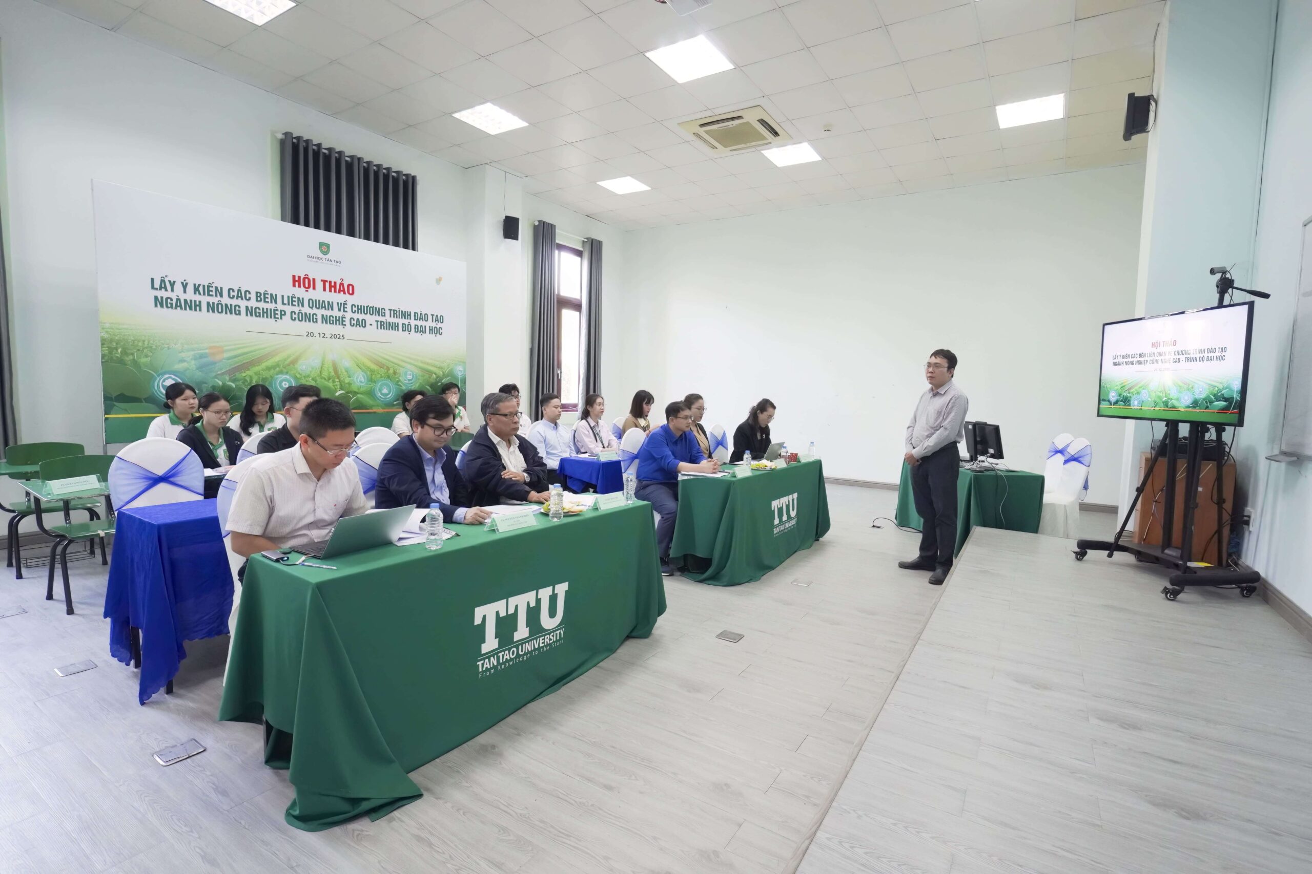 truong dai hoc tan tao to chuc hoi thao lay y kien cac ben lien quan ve chuong trinh dao tao 3 nganh 7 min scaled