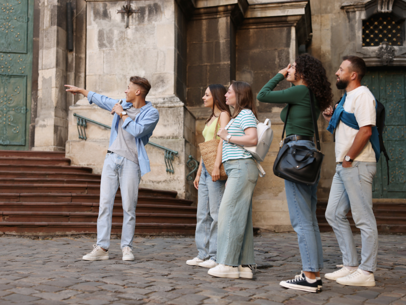 Hướng dẫn viên du lịch & Khách sạn