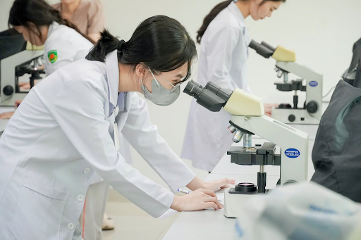 Students in the Histology and Embryology practice room