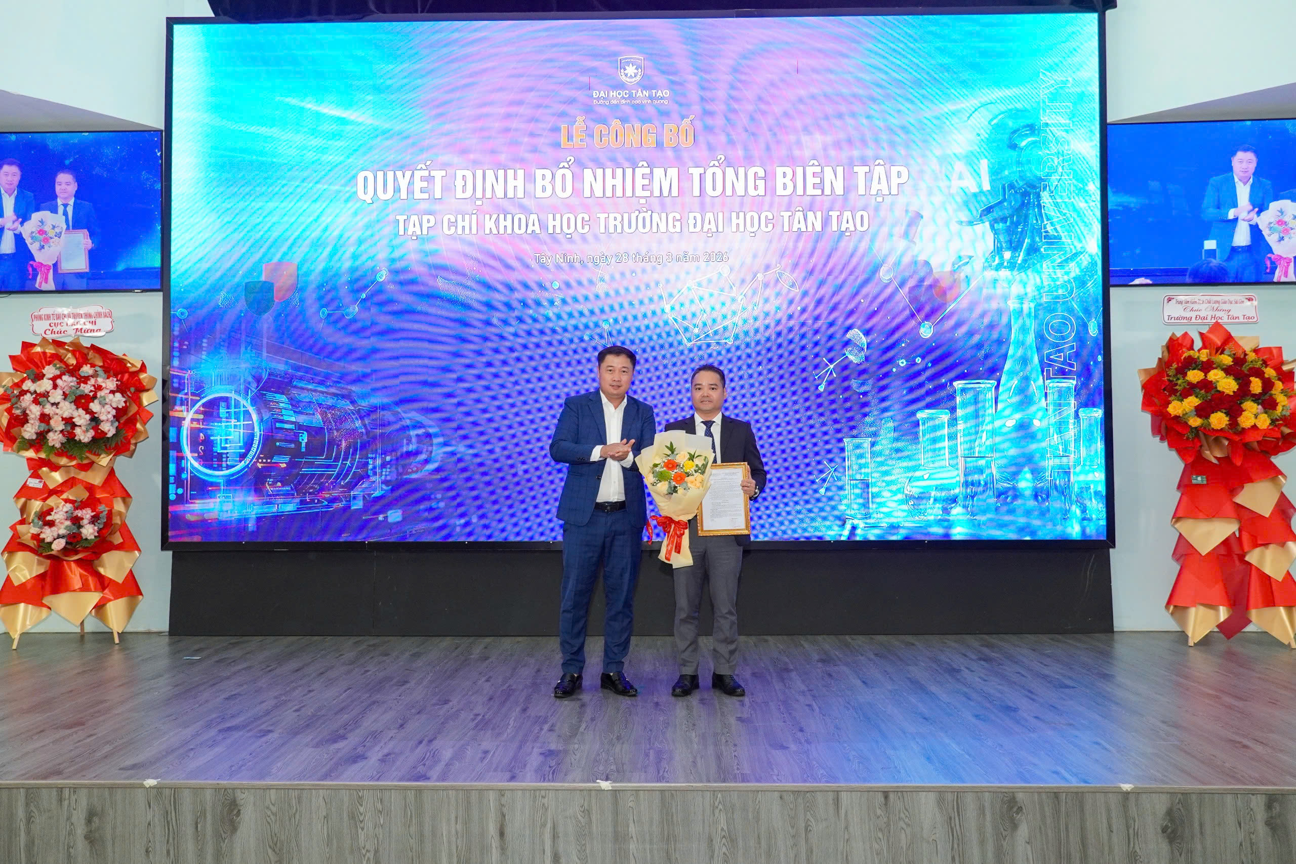 Khoảnh khắc trao quyết định bổ nhiệm Tổng Biên tập cho TS. Ngô Quang Vinh. Sự kiện đánh dấu bước kiện toàn tổ chức, hướng tới sự phát triển bền vững.