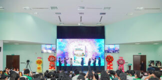 Nghi thức nhấn nút ra mắt số đầu tiên và Tạp chí điện tử. Các đại biểu cùng chúc mừng cho khởi đầu ấn tượng của Tạp chí Khoa học TTU