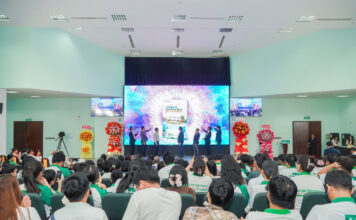 Nghi thức nhấn nút ra mắt số đầu tiên và Tạp chí điện tử. Các đại biểu cùng chúc mừng cho khởi đầu ấn tượng của Tạp chí Khoa học TTU