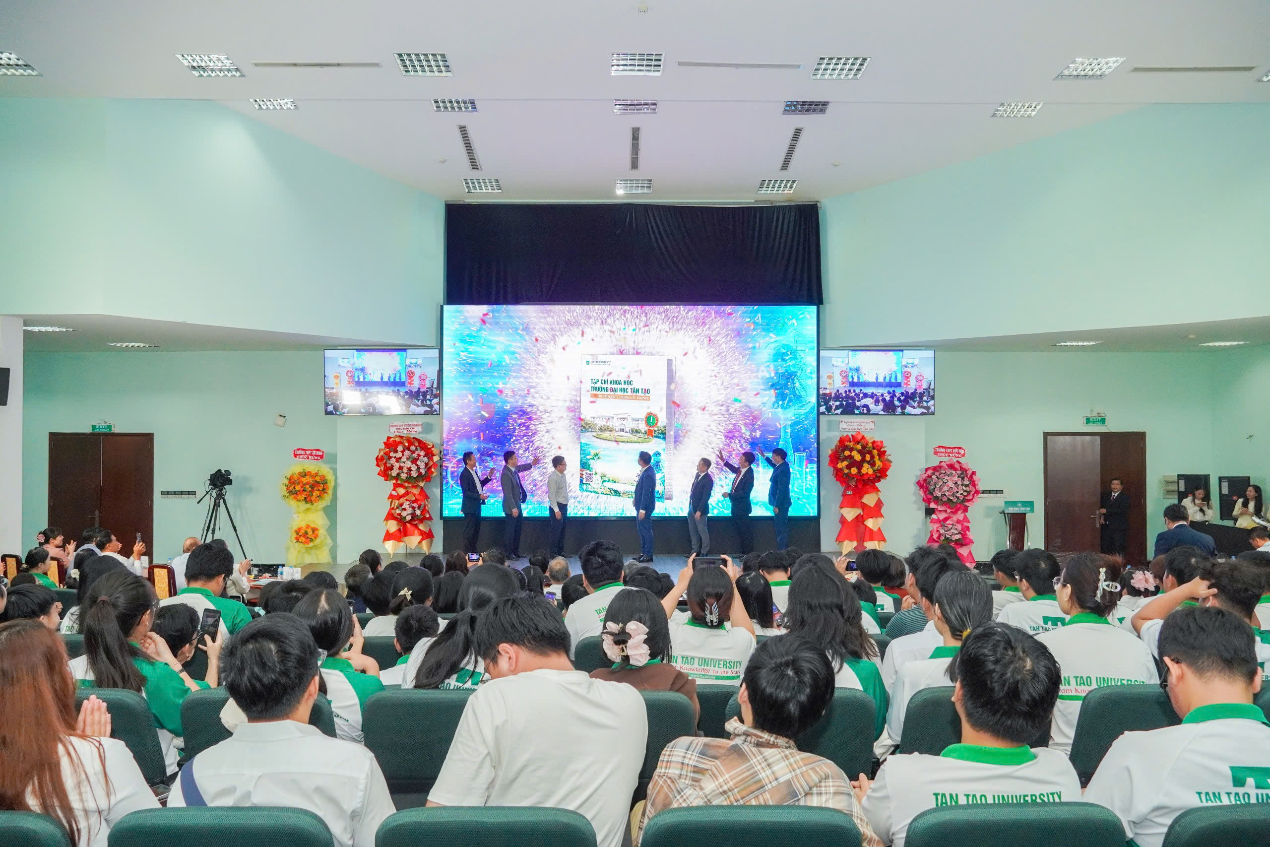 Nghi thức nhấn nút ra mắt số đầu tiên và Tạp chí điện tử. Các đại biểu cùng chúc mừng cho khởi đầu ấn tượng của Tạp chí Khoa học TTU