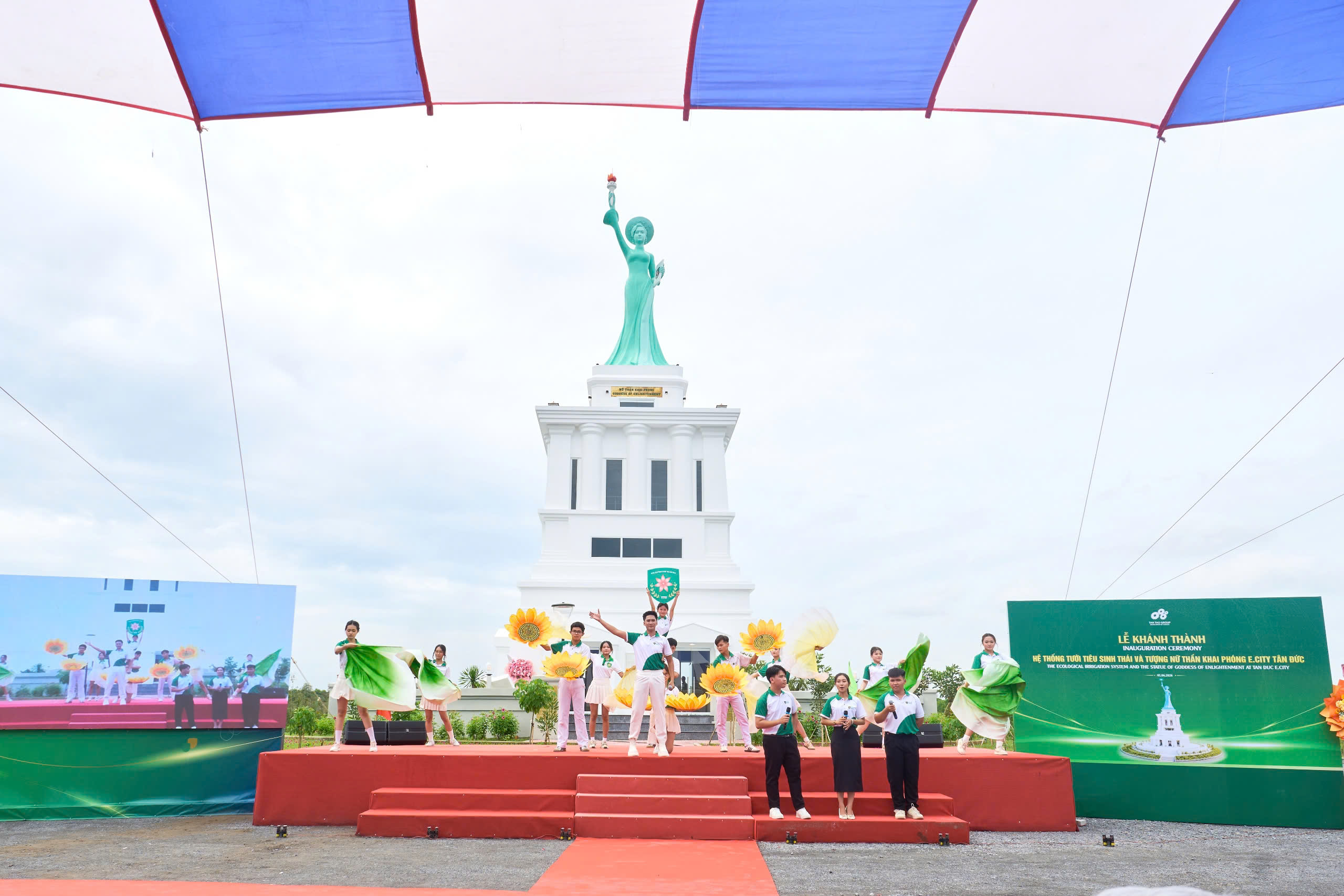 KHÁNH THÀNH HỆ THỐNG TƯỚI TIÊU SINH THÁI VÀ TƯỢNG NỮ THẦN KHAI PHÓNG E.CITY TÂN ĐỨC 2 z7888756686822 4359f857f82a08d14634e7322fde2847