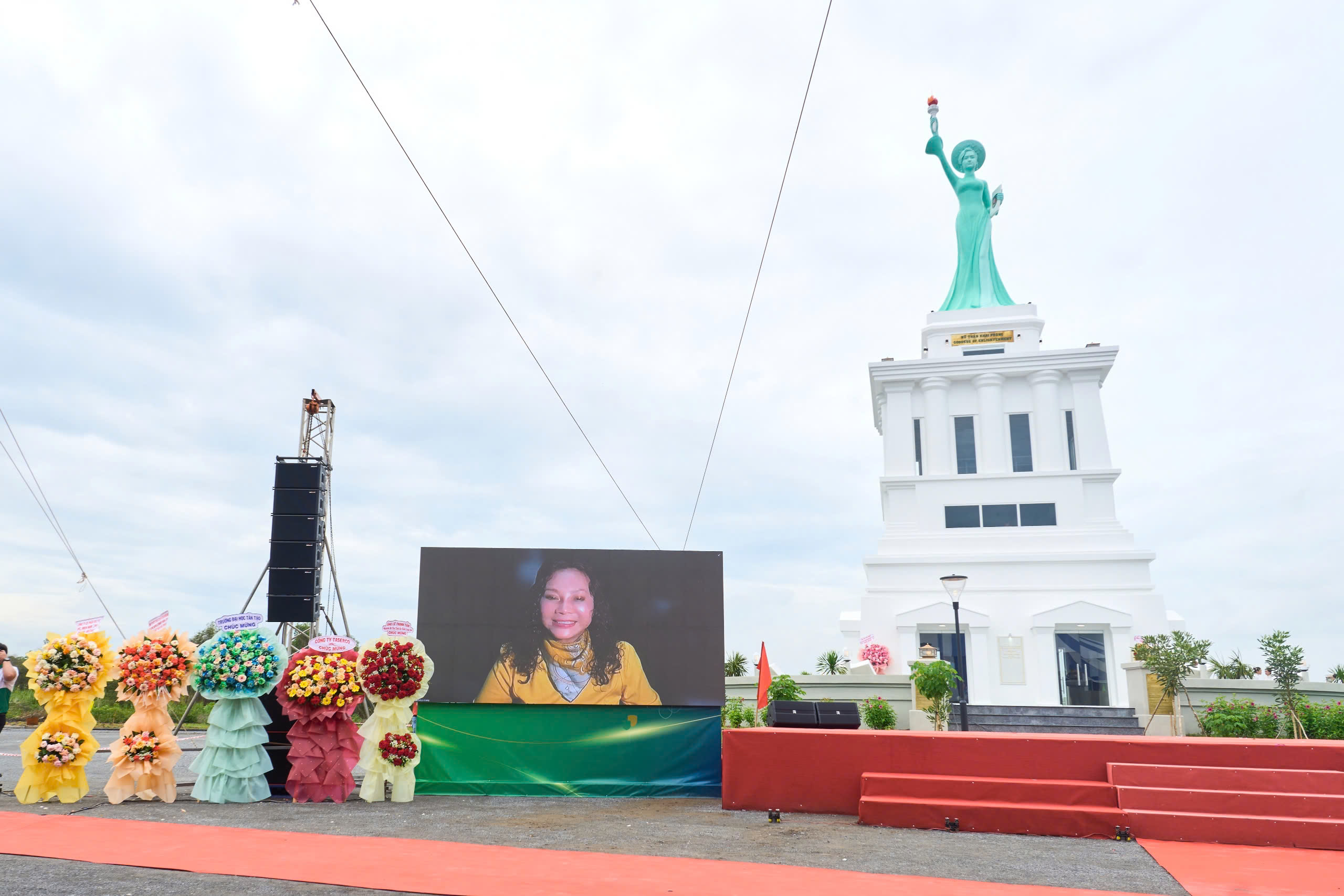 KHÁNH THÀNH HỆ THỐNG TƯỚI TIÊU SINH THÁI VÀ TƯỢNG NỮ THẦN KHAI PHÓNG E.CITY TÂN ĐỨC 1 z7888759847912 3ede39f779735375189791c559bc6a78