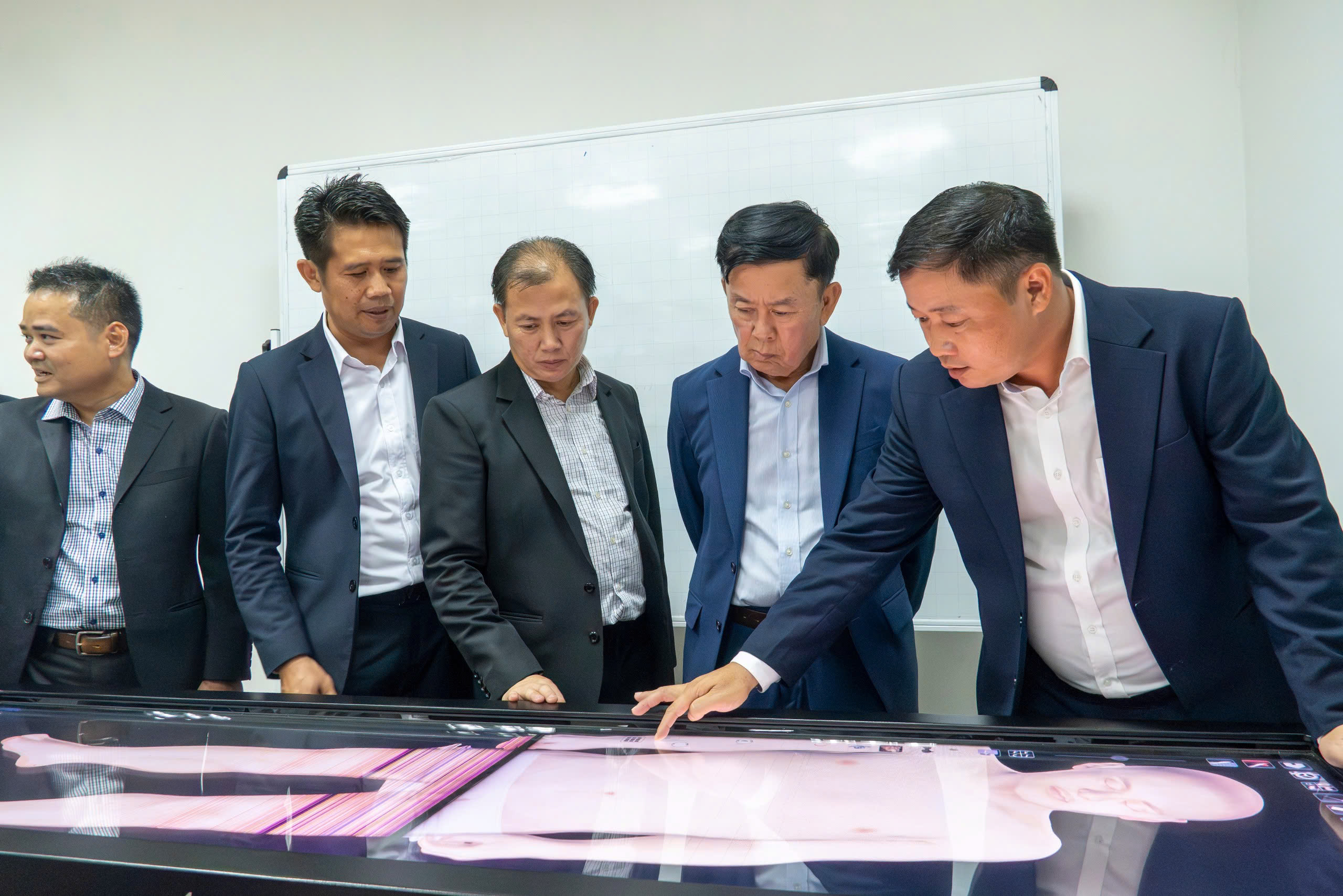 ĐÓN TIẾP ĐOÀN CỤC BẢO VỆ SỨC KHỎE TRUNG ƯƠNG CHDCND LÀO TẠI TRƯỜNG ĐẠI HỌC TÂN TẠO 2 1782996868465 8003548922357030797 g7258215696170236965 e644335f1455e36b038e9b88aca27274