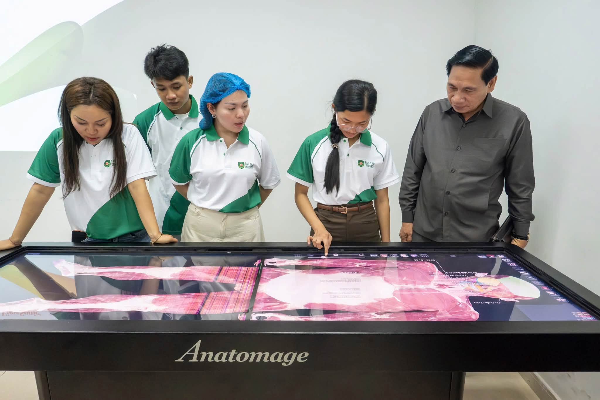 TRƯỜNG ĐẠI HỌC TÂN TẠO ĐÓN TIẾP ĐOÀN HỌC VIÊN CAMPUCHIA THAM QUAN VÀ TRẢI NGHIỆM MÔI TRƯỜNG ĐÀO TẠO Y KHOA 3 724535169 1418380163647211 7020313909371449746 n
