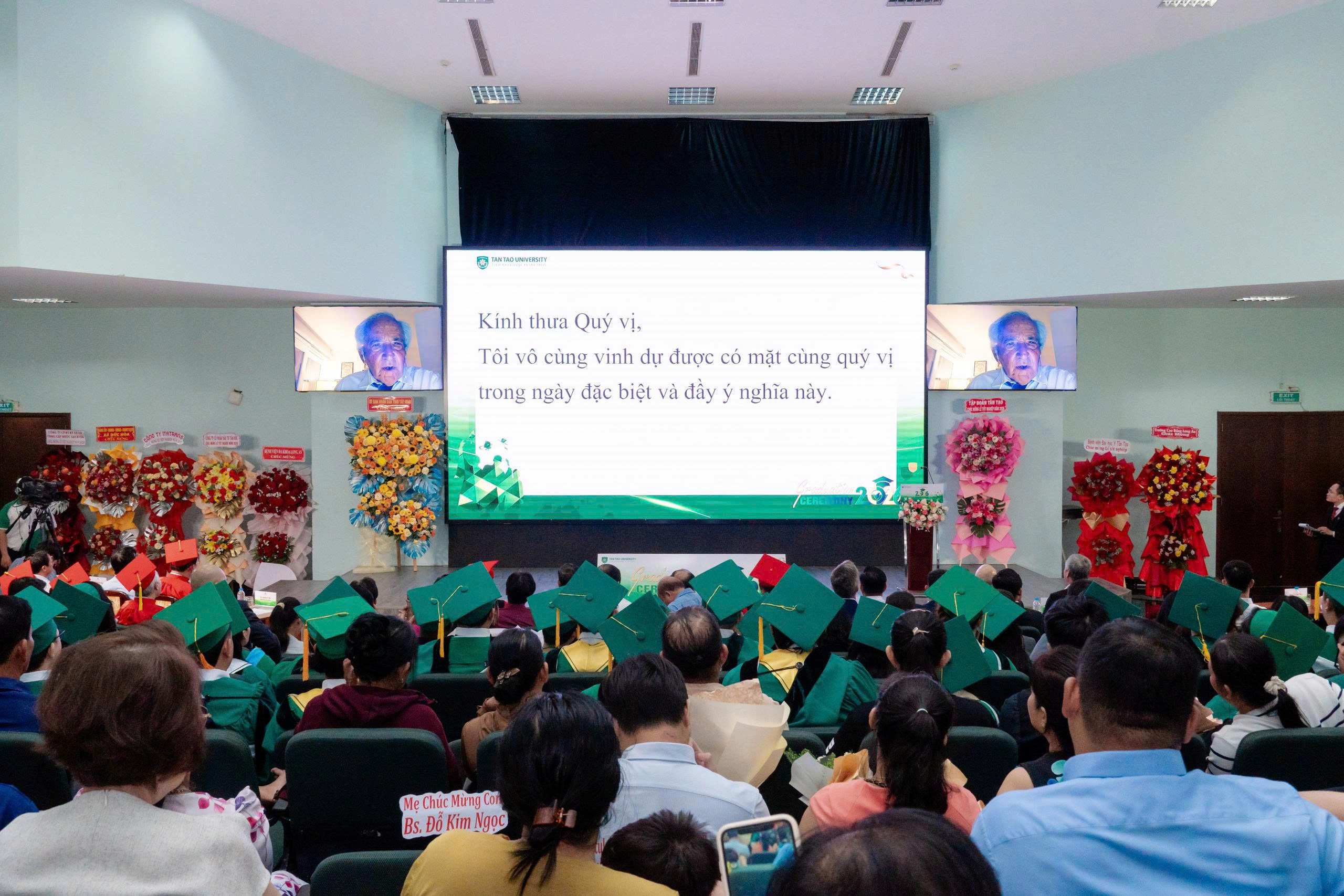 TRƯỜNG ĐẠI HỌC TÂN TẠO – LỰA CHỌN ĐA NGÀNH NGAY TẠI TÂY NINH 5 Giáo sư Peter A. Singer chia sử trong Lễ tốt nghiệp trường Đại Học Tân Tạo năm 2026