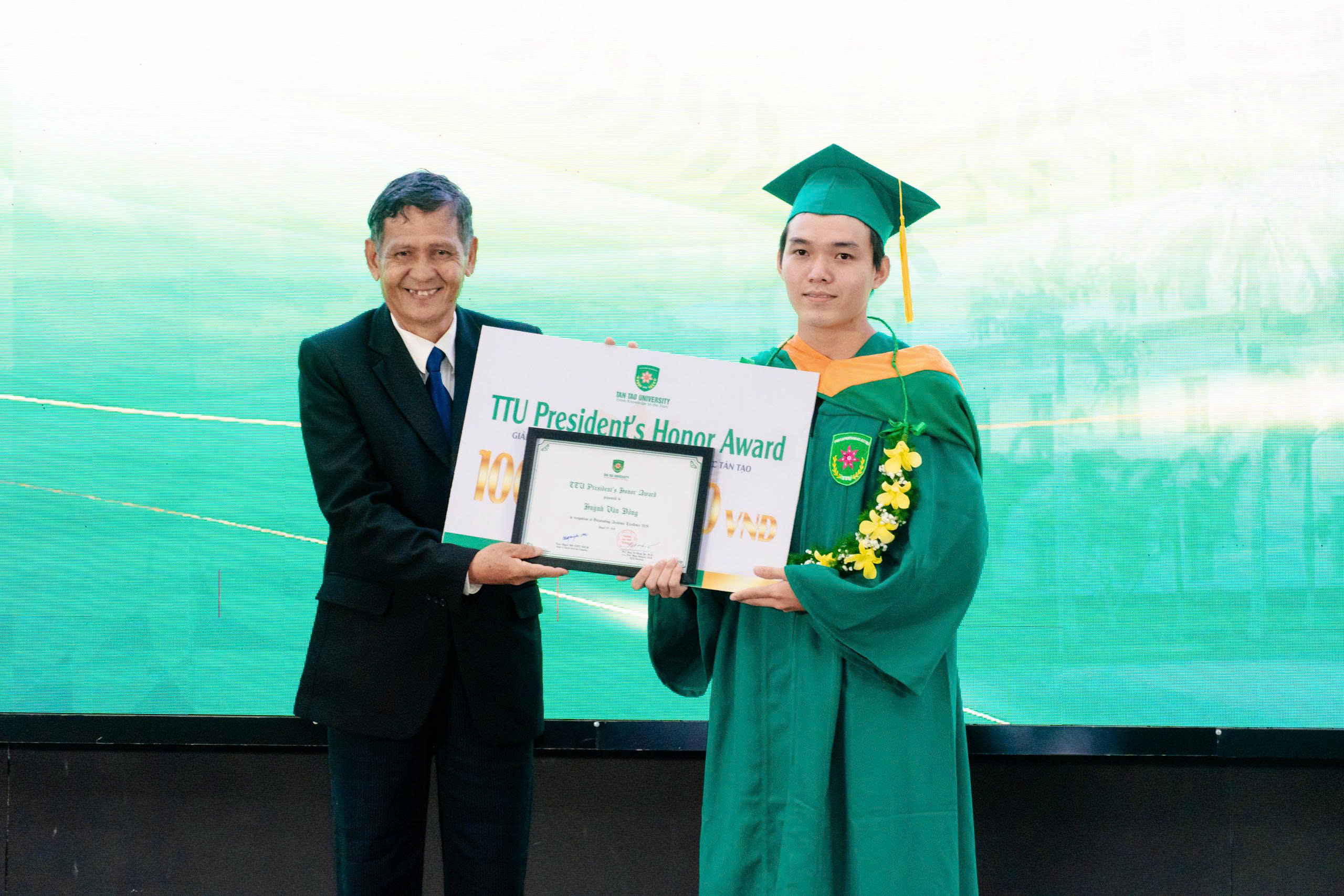 TRƯỜNG ĐẠI HỌC TÂN TẠO – LỰA CHỌN ĐA NGÀNH NGAY TẠI TÂY NINH 4 Tân cử nhân Huỳnh Văn Đông ngành Khoa học máy tính nhận giải thưởng vinh dự TTU President’s Honor Award