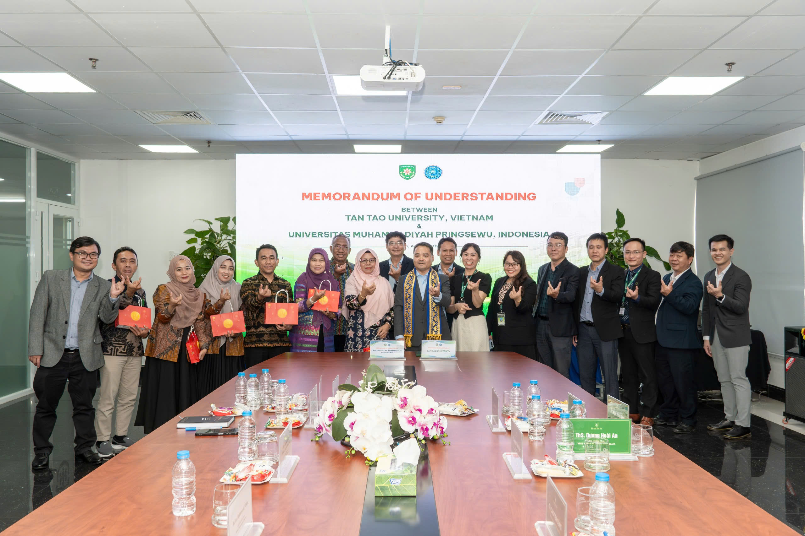 TRƯỜNG ĐH TÂN TẠO KÝ KẾT HỢP TÁC CHIẾN LƯỢC VỚI TRƯỜNG ĐH MUHAMMADIYAH PRINGSEWU (INDONESIA) 8 1787920625276 70822774821679118 g816155521788269478 e7f7945a76eb54d794303f4dbcaf5070