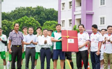 GIAO LƯU BÓNG ĐÁ HỮU NGHỊ GIỮA BỘ Y TẾ CAMPUCHIA VÀ TRƯỜNG ĐẠI HỌC TÂN TẠO: LAN TỎA TINH THẦN ĐOÀN KẾT, THẮT CHẶT HỢP TÁC