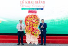 Trường ĐH Tân Tạo: Đẩy mạnh chất lượng đào tạo và hội nhập quốc tế Lẵng hoa chúc mừng của Phó Chủ tịch UBND tỉnh Tây Ninh, do đại diện Sở Giáo dục và Đào tạo tỉnh Tây Ninh trao tặng.