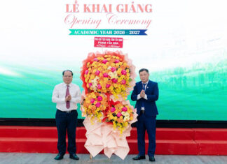 Lẵng hoa chúc mừng của Phó Chủ tịch UBND tỉnh Tây Ninh, do đại diện Sở Giáo dục và Đào tạo tỉnh Tây Ninh trao tặng.