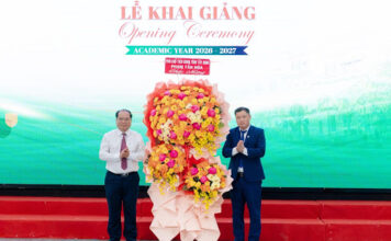 Trường ĐH Tân Tạo: Đẩy mạnh chất lượng đào tạo và hội nhập quốc tế Lẵng hoa chúc mừng của Phó Chủ tịch UBND tỉnh Tây Ninh, do đại diện Sở Giáo dục và Đào tạo tỉnh Tây Ninh trao tặng.